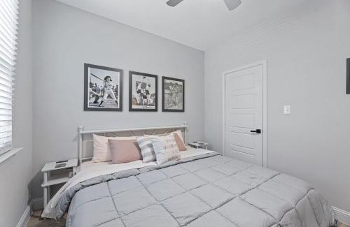 Central Arlington Maison | Sporty Spot - Hot Tub - Walk to AT&T Stadium
