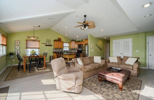 North End Copropriété | Spotless 3 bedroom 2 bath top floor condo with full commercial elevator! This property is fully handicapped accessible with wider doorways and roll-in shower. Hardwood floors, granite counters, and large living area. Walk to everything!