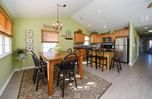 North End Copropriété | Spotless 3 bedroom 2 bath top floor condo with full commercial elevator! This property is fully handicapped accessible with wider doorways and roll-in shower. Hardwood floors, granite counters, and large living area. Walk to everything!
