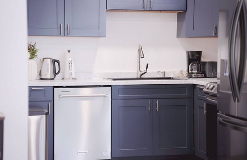 Lake View Appartement | Spotless & Cozy Renovated Loft. Comfort & Convenience in Lake View, NY.