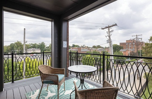 Olde Towne East Appartement | Topiary Penthouse | Garage Parking | Elevator!