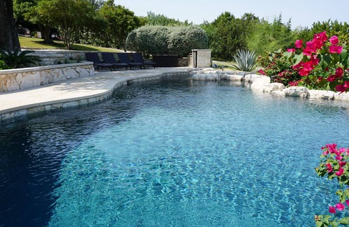 Travis Settlement Maison | Spacieux 3 acres Hilltop Estate w / vues infinies du célèbre Texas Hill Country