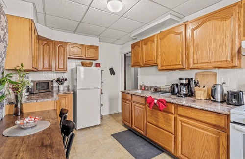 Swarthmore Appartement | Sprawling 3B/1B Swarthmore Gem w/ Sunroom in Town Center w/ Parking!!