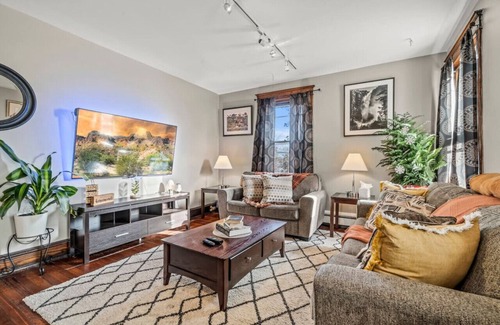 Swarthmore Appartement | Sprawling 3B/1B Swarthmore Gem w/ Sunroom in Town Center w/ Parking!!