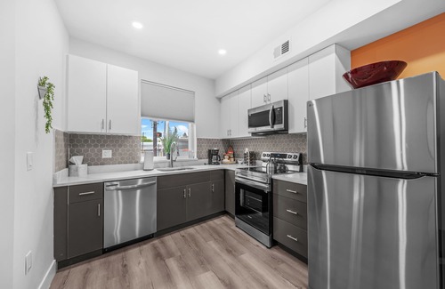 Center City Appartement | Sprawling 8 Bed Complex, Pool Table, Parking!