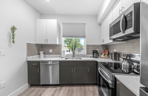 Center City Appartement | Sprawling 8 Bed Complex, Pool Table, Parking!