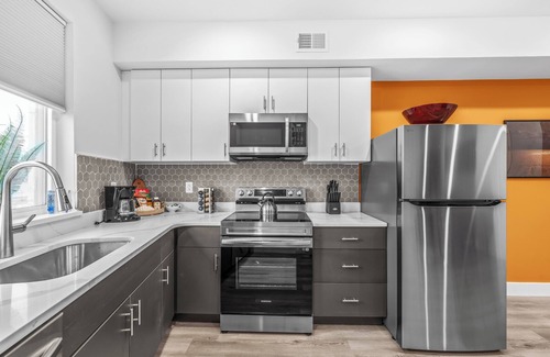 Center City Appartement | Sprawling 8 Bed Complex, Pool Table, Parking!