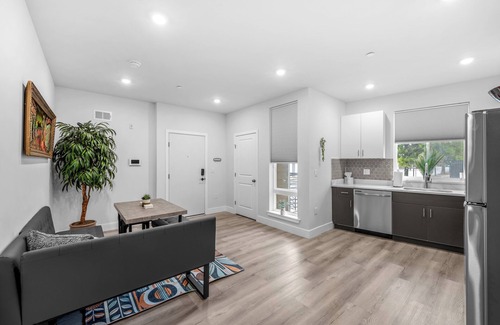 Center City Appartement | Sprawling 8 Bed Complex, Pool Table, Parking!