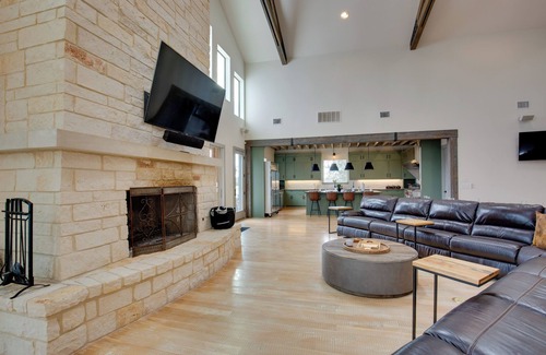 Elmo Maison | Sprawling Kaufman Home w/ On-Site Lake & Fire Pit