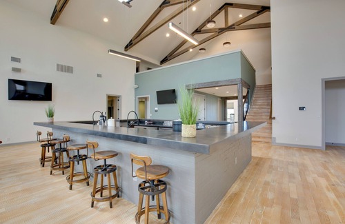 Elmo Maison | Sprawling Kaufman Home w/ On-Site Lake & Fire Pit