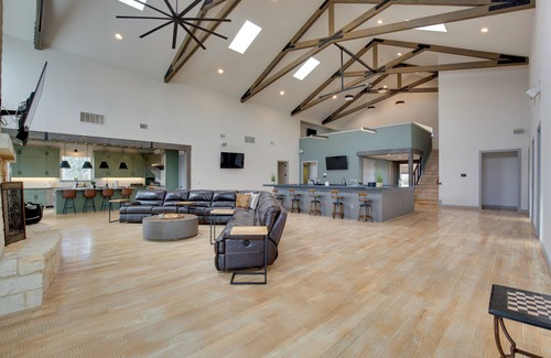 Elmo Maison | Sprawling Kaufman Home w/ On-Site Lake & Fire Pit
