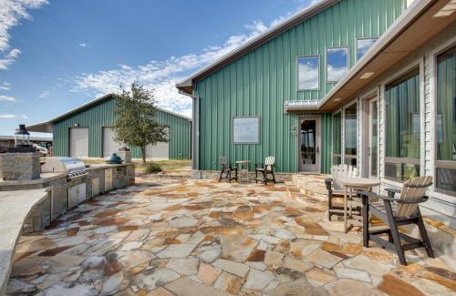 Elmo Maison | Sprawling Kaufman Home with On-Site Lake and Fire Pit