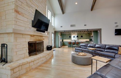 Elmo Maison | Sprawling Kaufman Home with On-Site Lake and Fire Pit
