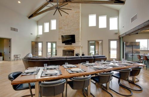 Elmo Maison | Sprawling Kaufman Home with On-Site Lake and Fire Pit