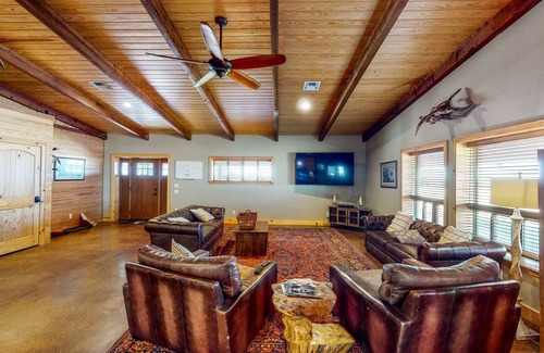 Pawnee County Cabine | Sprawling retreat with two lodges, entertainment