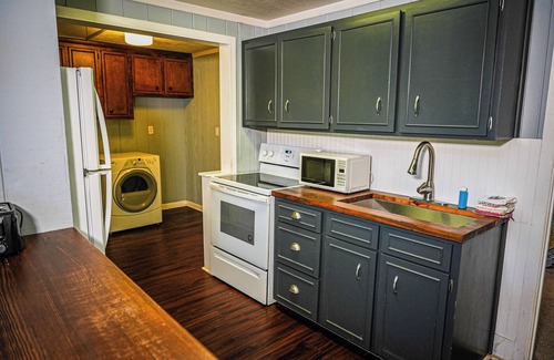 Pine Mountain Chalet De Ski | Spread out and relax in this spacious wooded view chalet close to FDR State Park