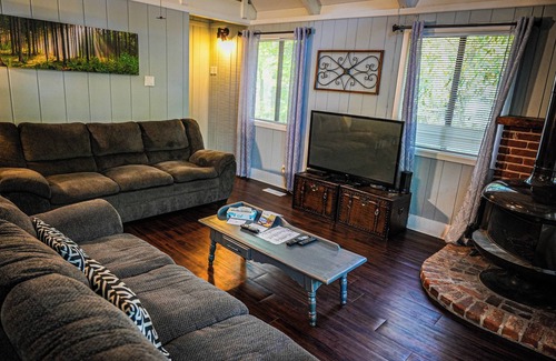 Pine Mountain Chalet De Ski | Spread out and relax in this spacious wooded view chalet close to FDR State Park