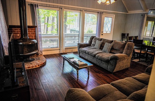 Pine Mountain Chalet De Ski | Spread out and relax in this spacious wooded view chalet close to FDR State Park