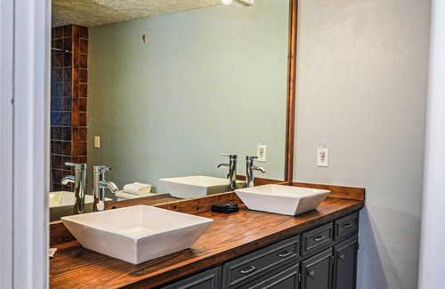 Pine Mountain Chalet De Ski | Spread out and relax in this spacious wooded view chalet close to FDR State Park