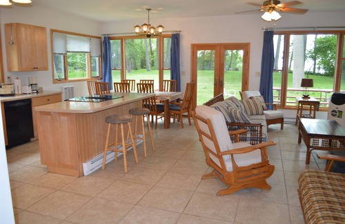 Lakeside Maison | ** PROMOTION DE PRINTEMPS!** (Voir description) Lake House avec plage privée mis à jour!