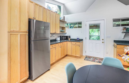 Belknap Springs Cottage | Spring-Fed Soaking Tub! Lush Central Oregon Haven