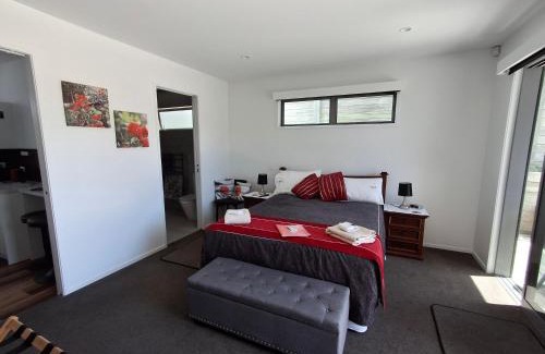Papamoa Beach Maison | Spring Special, Studio on Hugoway, Papamoa Beach