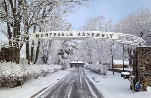 Monteagle Maison | Spring Specials! Shea's Chalet-Quaint-Cozy - Close to Everything!