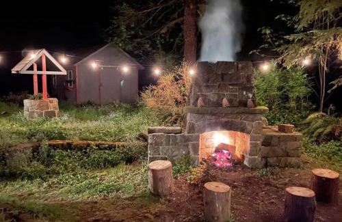 Mount Hood Village Maison | Springbrook · Cozy 2BR Mt. Hood Cabin, Fireplace & Retro Kitchen