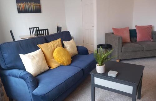 Airdrie Appartement | Springfield Apartment - Train to Glasgow or Edinburgh - Private Parking & Wifi