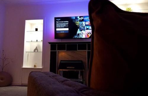 Airdrie Appartement | Springfield Apartment - Train to Glasgow or Edinburgh - Private Parking & Wifi