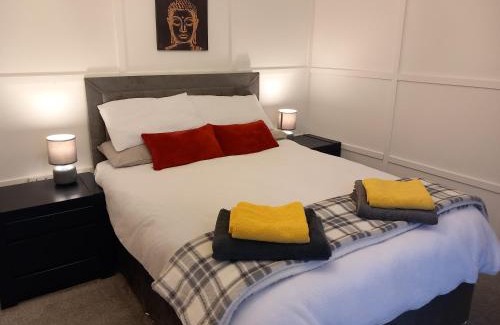 Airdrie Appartement | Springfield Apartment - Train to Glasgow or Edinburgh - Private Parking & Wifi
