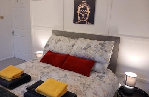 Airdrie Appartement | Springfield Apartment - Train to Glasgow or Edinburgh - Private Parking & Wifi