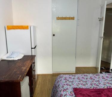 Springvale South Maison | Springvale couple room with shared bathroom