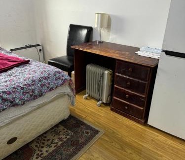 Springvale South Maison | Springvale couple room with shared bathroom