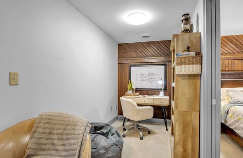 Springville Appartement | Springville Depot Inn - Suite with Private Yard!
