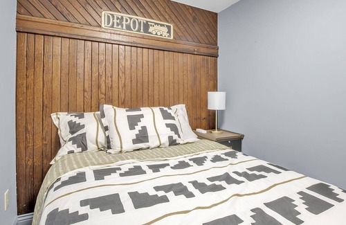 Springville Appartement | Springville Depot Inn - Suite with Private Yard!