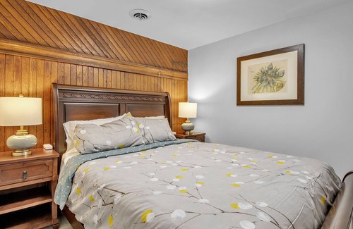 Springville Appartement | Springville Depot Inn - Suite with Private Yard!