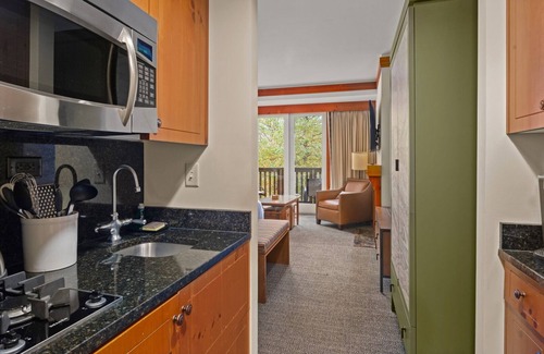Stowe Area Appartement | Spruce Peak Studio overlooking Village Ski In/Ski Out. Breweries, MTB, Hiking