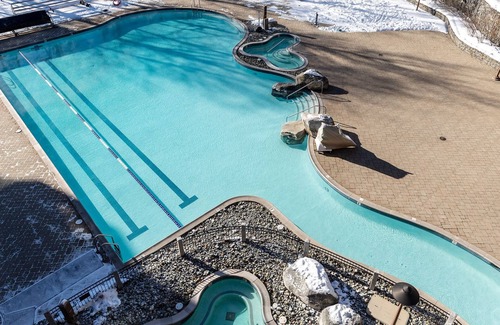 Stowe Area Appartement | Spruce Peak Studio overlooking Village Ski In/Ski Out. Breweries, MTB, Hiking