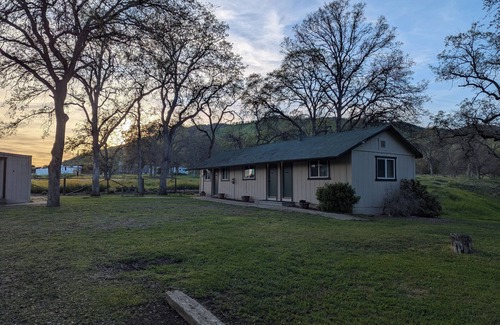 Squaw Valley Cabine | Cozy lodge in soothing Yokuts Valley with AC, WiFi, Pool & BBQ