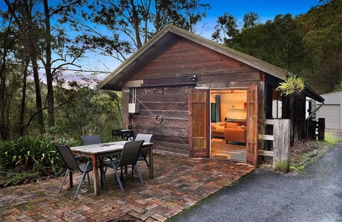 St. Albans Cabine | St Albans Stables - self contained studio styled accommodation (very rustic!)