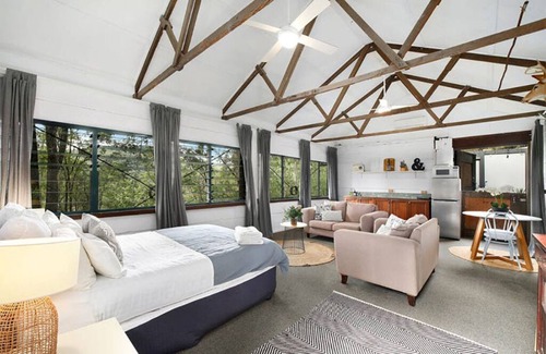 St. Albans Cabine | St Albans Stables - self contained studio styled accommodation (very rustic!)