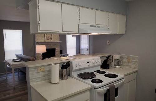Austin Maison | St. Amant Place with 2 BR 1.5 BA Free Private Parking Pet Stays for Free !
