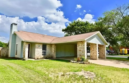 Austin Maison | St. Amant Place with 2 BR 1.5 BA Free Private Parking Pet Stays for Free !