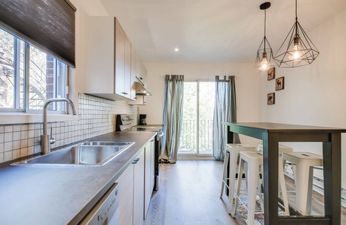 Plateau Mont Royal Appartement | St Denis's Classic - Near Mont Royal Metro Station
