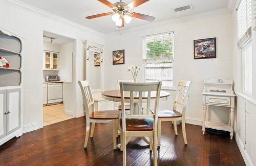 Saint Simons Island Maison | St Simons 3BR Cottage inside Pier Village Parking, No Stairs, Walk to Beach