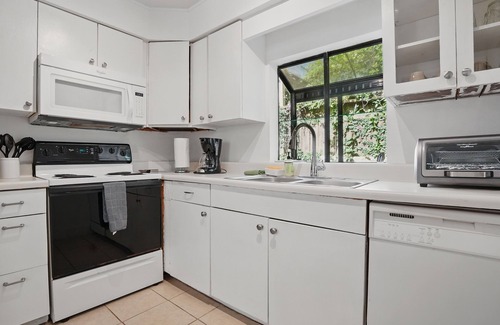Saint Simons Island Maison | St Simons 3BR Cottage inside Pier Village Parking, No Stairs, Walk to Beach
