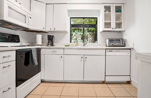 Saint Simons Island Maison | St Simons 3BR Cottage inside Pier Village Parking, No Stairs, Walk to Beach