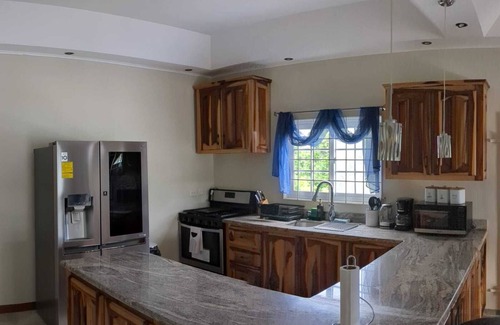 Prospect Maison | St. Thomas Oasis is a charming 3-bedroom house with WiFi and AC in St. Thomas.