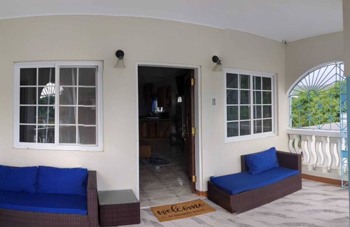 Prospect Maison | St. Thomas Oasis is a charming 3-bedroom house with WiFi and AC in St. Thomas.